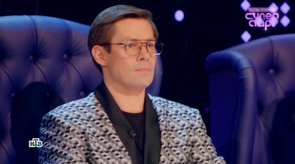 Из Пьехи делают этакого "профессора". А смотреть неприятно. Фото Яндекс.Картинки. 