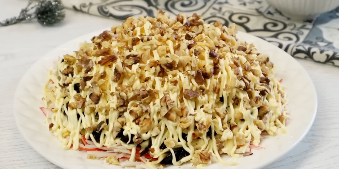 Салат на 8 марта Черное золото - самый дамский салат с изюминкой