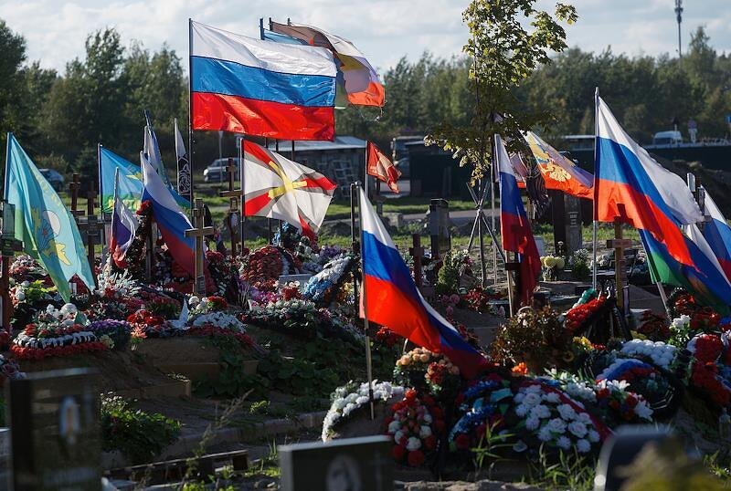 Могилы погибших в ходе специальной военной операции (СВО) на Украине, на воинском участке кладбища, расположенного на южной окраине Санкт-Петербурга. Фото: Артем Пряхин/Коммерсантъ