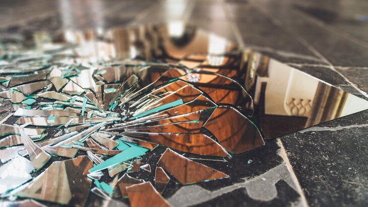 Примета о разбитом зеркале — одна из самых известных и пугающих в народной культуре. Её корни уходят в Древний Рим, где считалось, что зеркало содержит часть души человека, и его разрушение влечёт семь лет несчастий