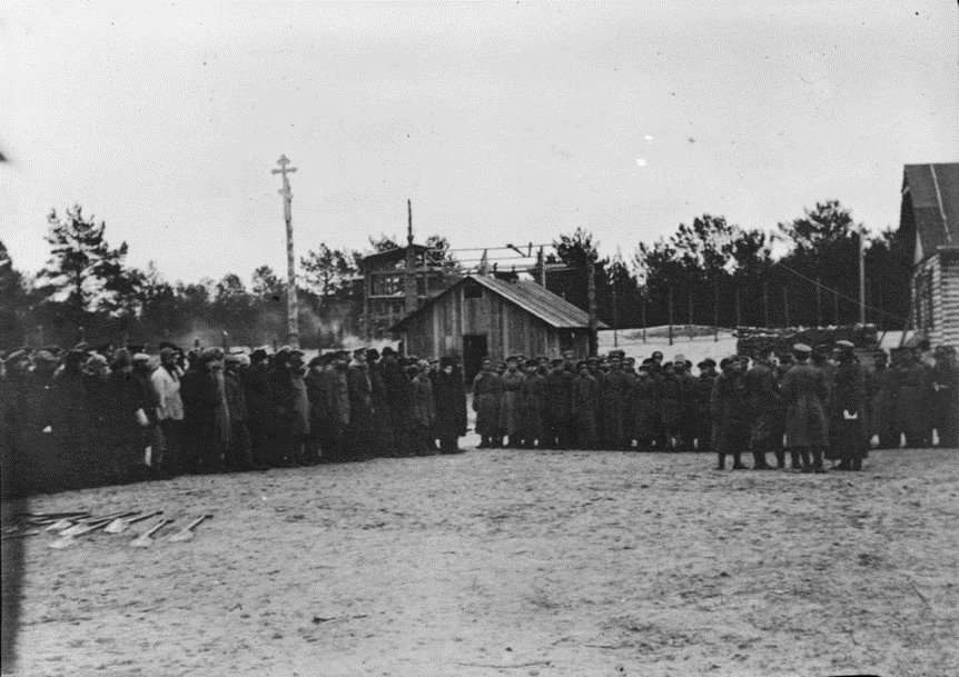 Заключенные концлагеря Мудьюг, 1918 год, Архангельская область. Взято с https://rodina-history.ru/2024/07/02/reg-szfo/britanskij-konclager-v-belom-more-snova-napomnit-o-svoih-uzhasah.html