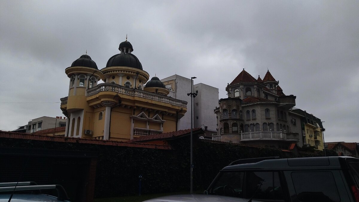 Кто как хочет, тот так и строит