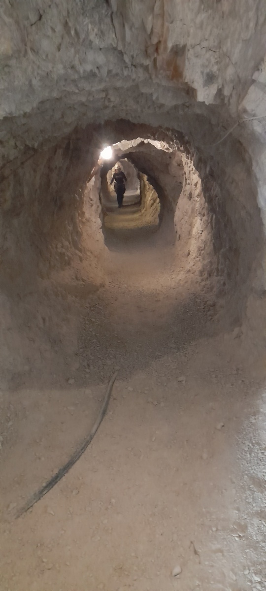 Детям побегать по пещерам одно удовольствие.