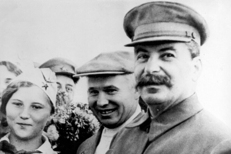     1938 год. Тогда Никита Хрущев был одним из верных соратников Сталина. / ru.wikipedia.org