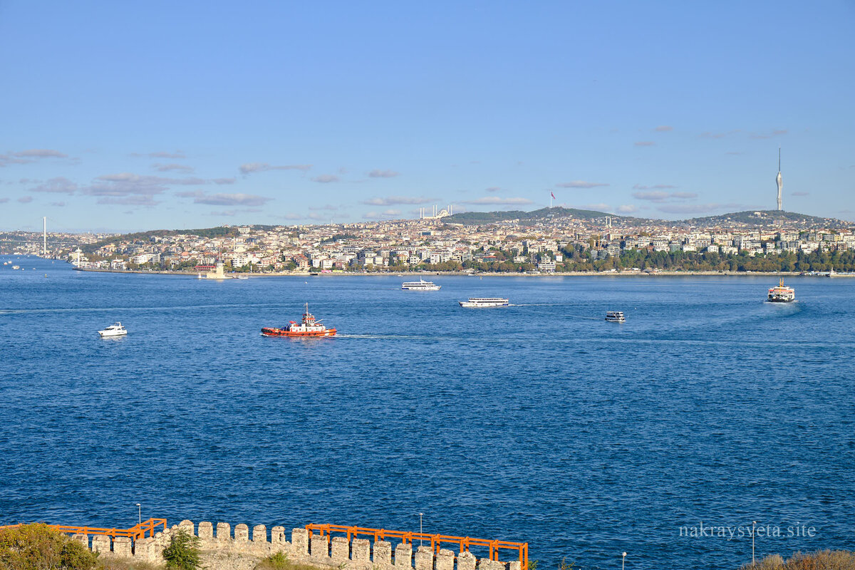 Вид на пролив Босфор и Азиатскую часть Стамбула