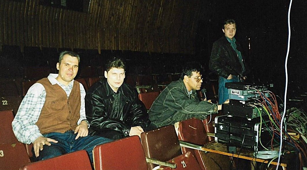 Набережные Челны. 30 апреля, 1998 год. Советский К/Т "БАТЫР", Большой Зал .
Саунд-чек, ВИА уже на сцене.
Ведущий , рекламист, режиссер шоу - программ Игорь Князев , Юрий "Хой" Клинских, звукорежиссер ВИА "Сектора Газа" Андрей Дельцов и концертный директор Константин Ляхов. Источник фото: https://vk.com/sektorgazamusic