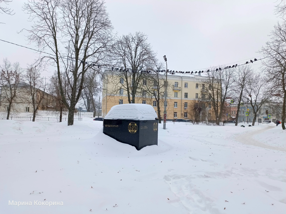 Мемориал чернобыльцам тоже весь занесло снегом