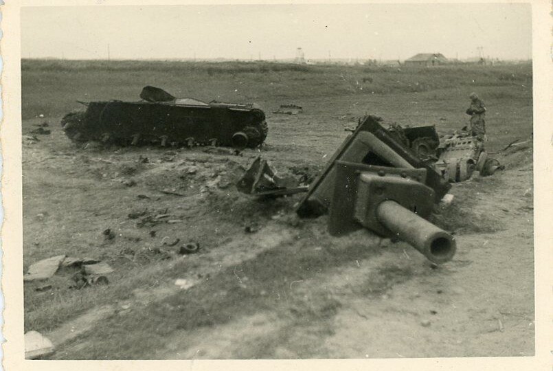Брошенный экипажем КВ-2 сам расправился с тремя врагами