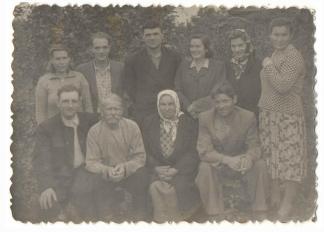Александр Страшин (второй слева в нижнем ряду) с родственниками в 1954 году. Фото из "Музея истории Тетюшского края", найдено в Госкаталоге