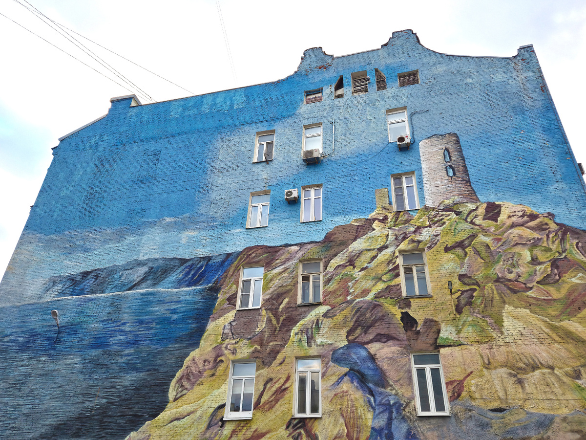 Стрит‑арты на улице Покровка. Крепость Чембало в Балаклаве.