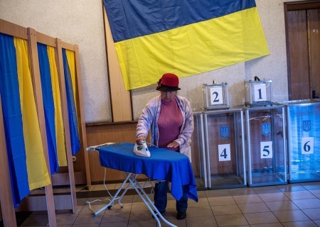    Онлайн-урны, голосование на почте и в банке. На Украине обсуждают, как провести выборы и референдум