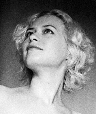 Это хозяйка блога, Бальзак, улыбается прям на максимум как может.