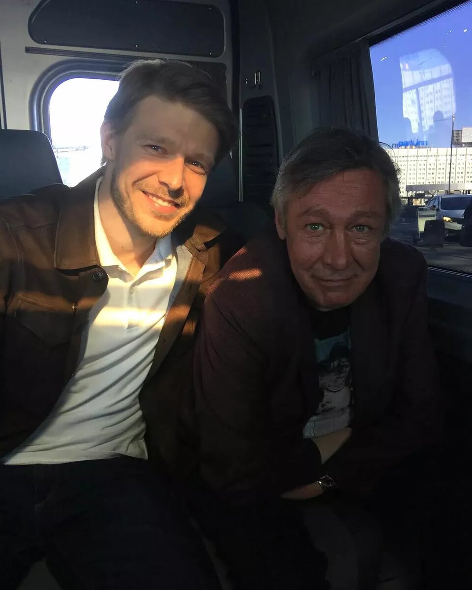 Никита с отцом Михаилом Ефремовым📷
