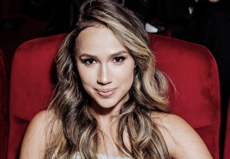 Новый имидж и смелое мини: Алина Загитова поделилась жаркими фото из Дубая