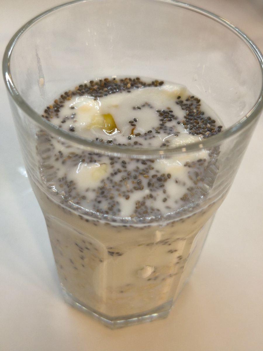 Шаг 2. Добавили йогурт, молоко, мед и пересешали