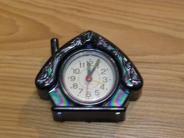 Будильник -домик 90е. Фото свободного доступа 