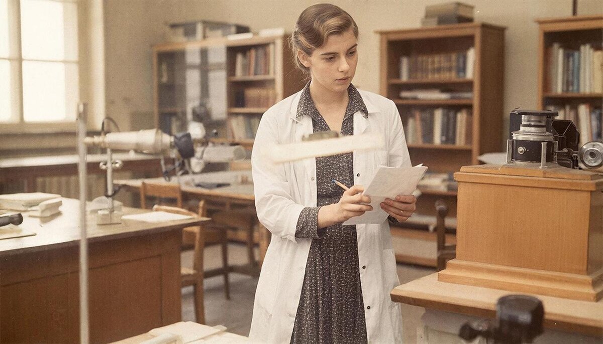 Тамара Дембо в Берлинском психологическом институте, 1920-е годы. Она первой решилась изучать гнев экспериментально, закладывая основы современной психологии фрустрации. Реконструкция Gigachat