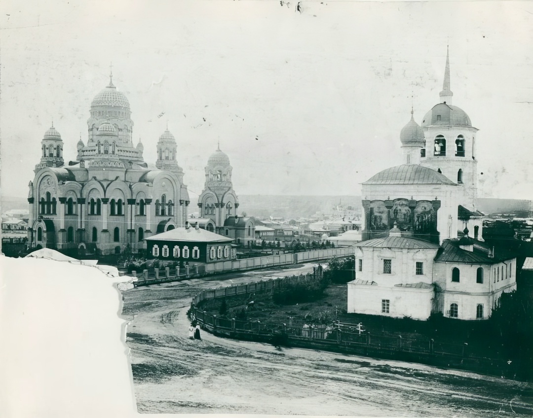 Спасская церковь (справа) и уничтоженный Казанский собор (слева)