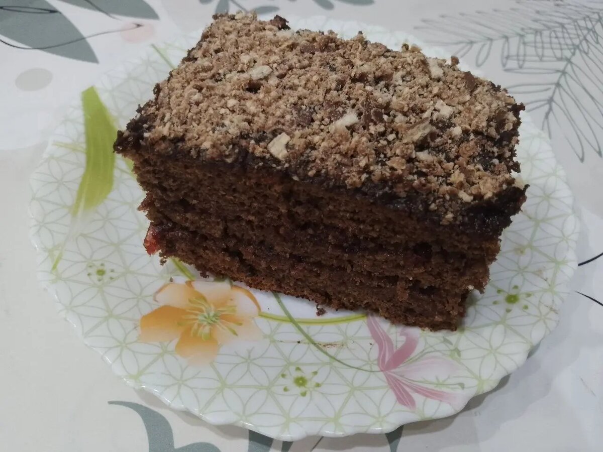 Шоколадный пирог из бисквитного теста со смородиновым вареньем