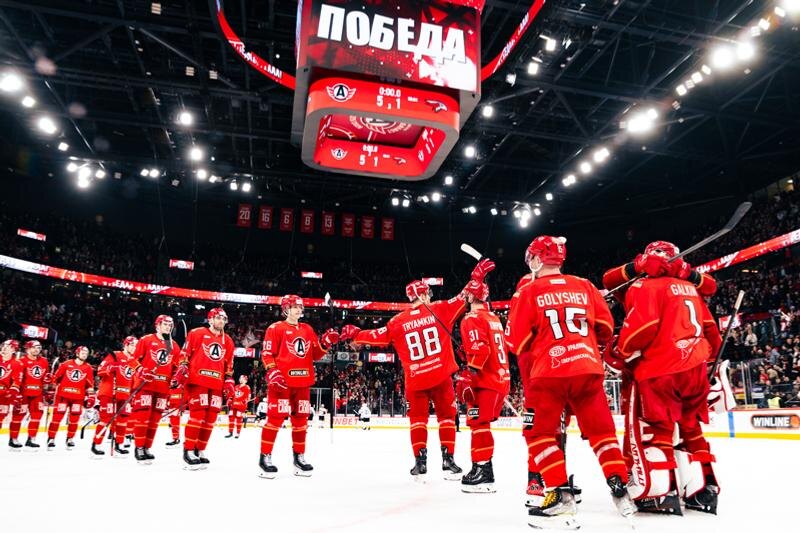    Фото: пресс-служба ХК «Автомобилист» / Игроки уральской команды празднуют победу