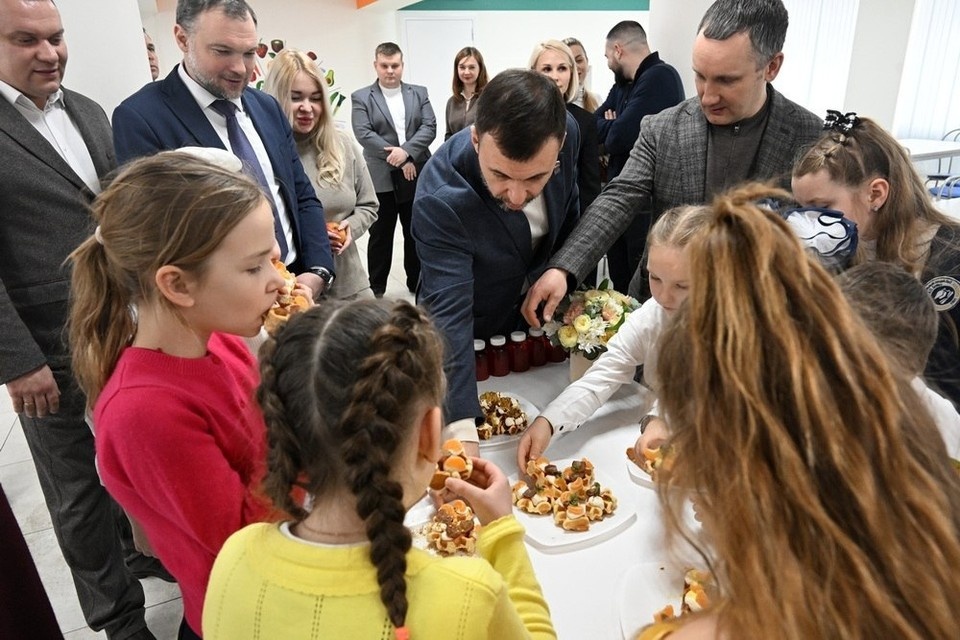    Дети продемонстрировали мастер-класс по приготовлению полезных блюд, их угощения попробовал и Глава Республики Денис Пушилин. Фото: t.me/PushilinDenis