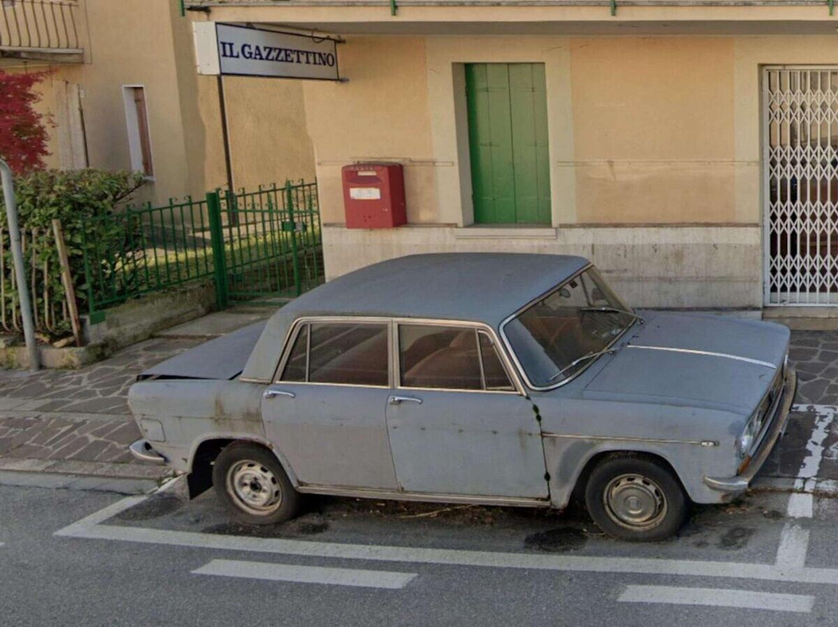    Автомобиль Lancia Fulvia на улице Конельяно, Италия | © Фото : Google Maps