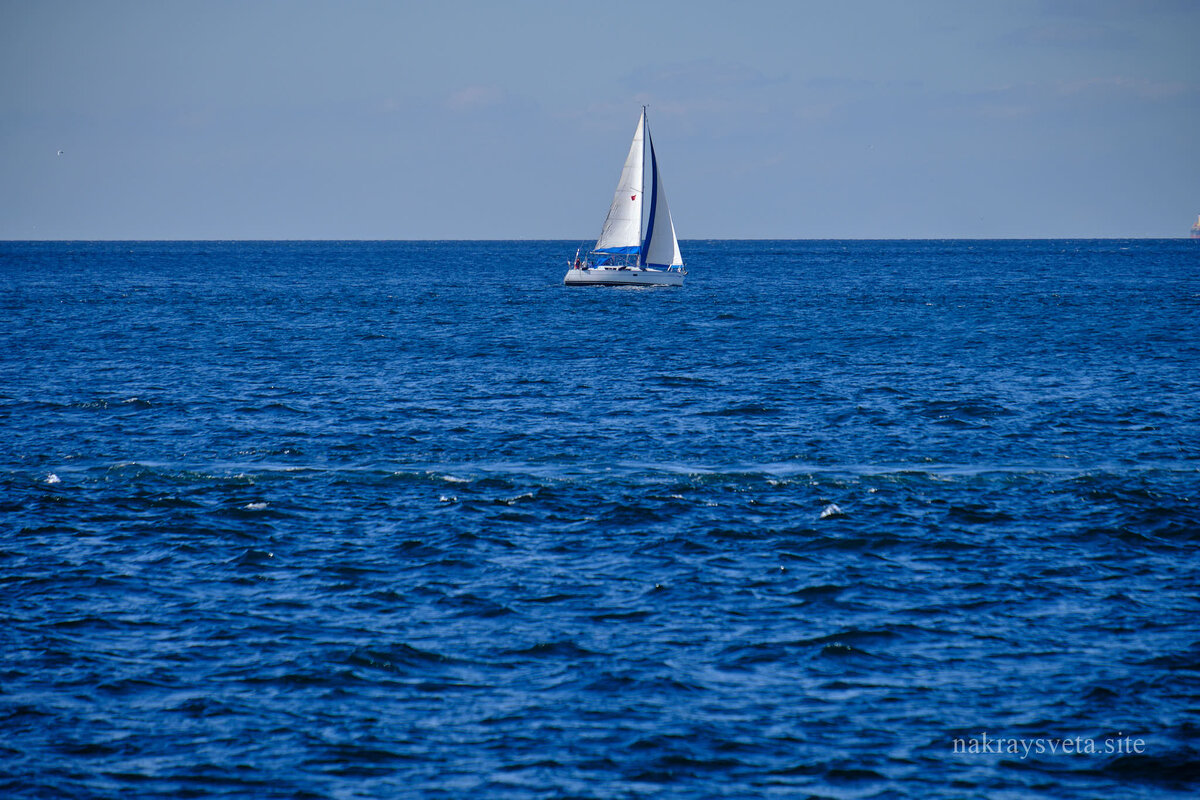 Одинокий парус в синих водах Мраморного моря