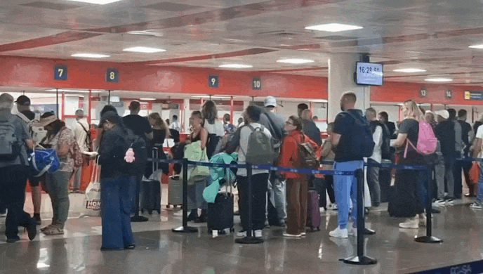    На прошлой неделе последний рейс "России" с российскими туристами отправился из Гаваны в Москву. Видео: ТГ-канал "Сигнал"