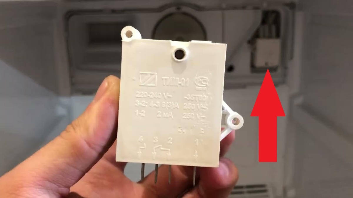 На фото изображен таймер ТИМ-01 (стрелочкой указано место установки в морозильном отделении холодильника с Ноу фрост.