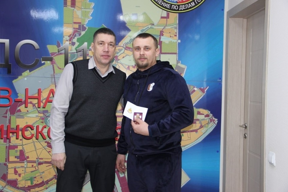    Денис Волков получил награду МЧС за спасение подростка. Фото: Управление по делам ГО и ЧС.