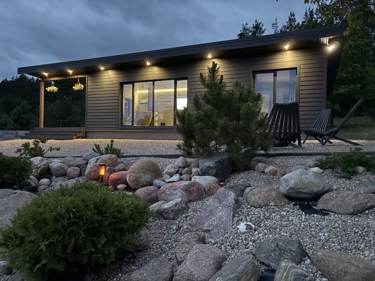 Вид спереди с дороги