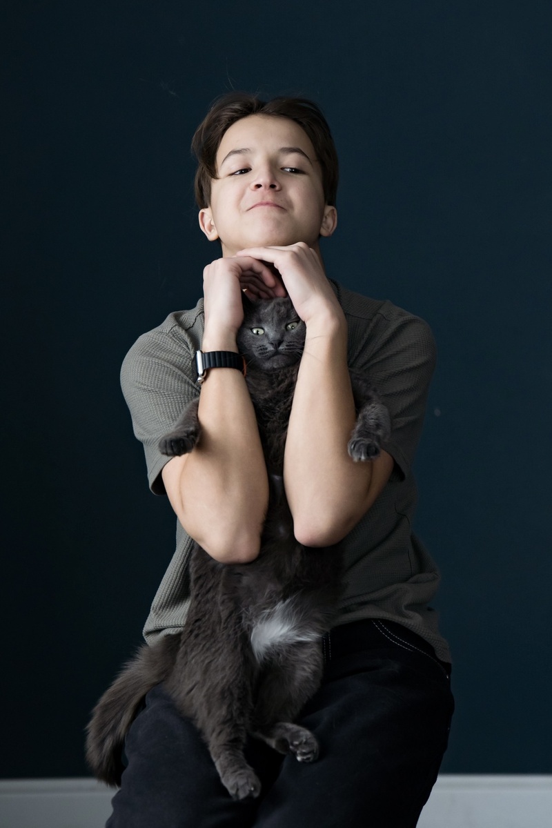 Сфотографировала сына-подростка с пушистым другом 