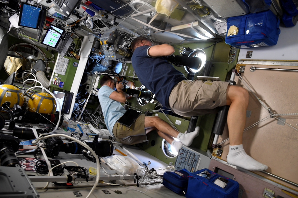 Космонавты ведут наблюдения и съемку земной поверхности. Фото: Роскосмос