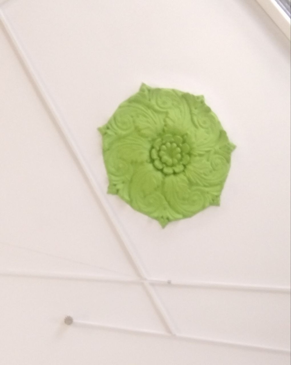 1. Это потолок магазина в углу дома Онежская 19.