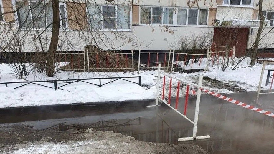    Место прорыва трубы с кипятком на улице Стойкости в Петербурге Автор фото: прокуратура Петербурга