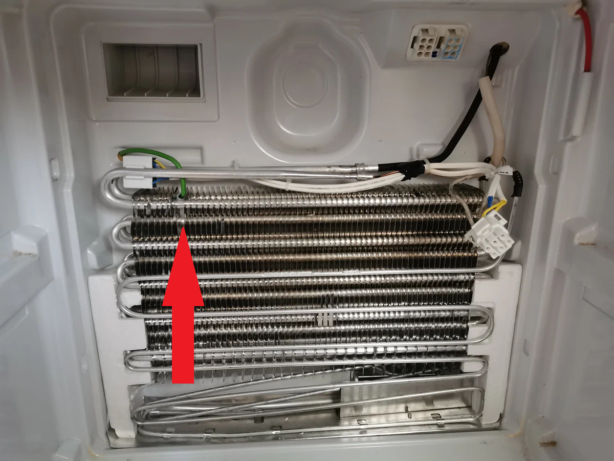 Температурный датчик, вставленный в испаритель холодильника с системой No Frost (МО) ❄️