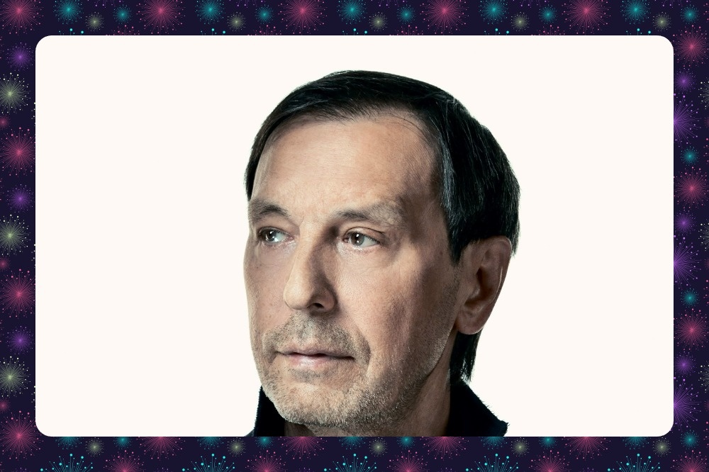 «Однажды сойти с ума» — это классическая рок-баллада, сотканная из гитарных переливов, выразительного ритма и того самого бархатного, неувядающего вокала, который когда-то покорил сердца хитами «Это здорово» и «Паранойя». Автором текста выступил Игорь Брусенцев, а музыку написал сам Николай Иванович .