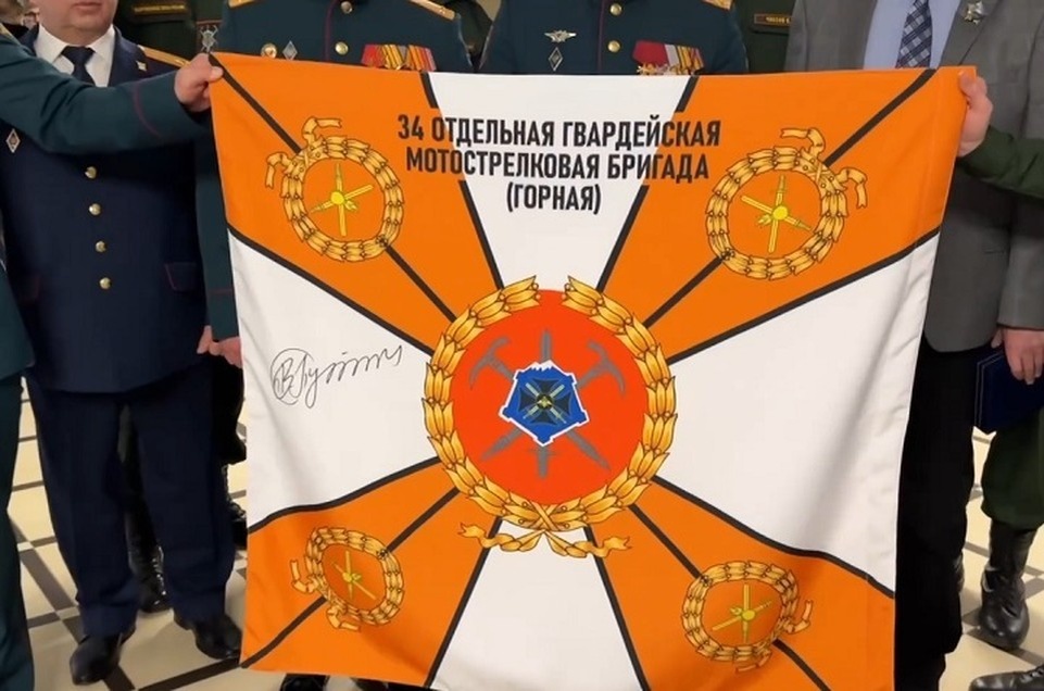    Знамя с подписью Владимира Владимировича Путина займет достойное место в расположении части. Фото: стоп-кадр видео из соцсетей главы республики.