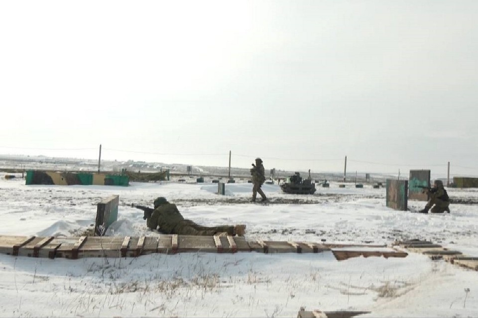    В Ростовской области прошли учения для военнослужащих, впервые подписавших контракт с минобороны России. Фото: телеграм-канал ЮВО
