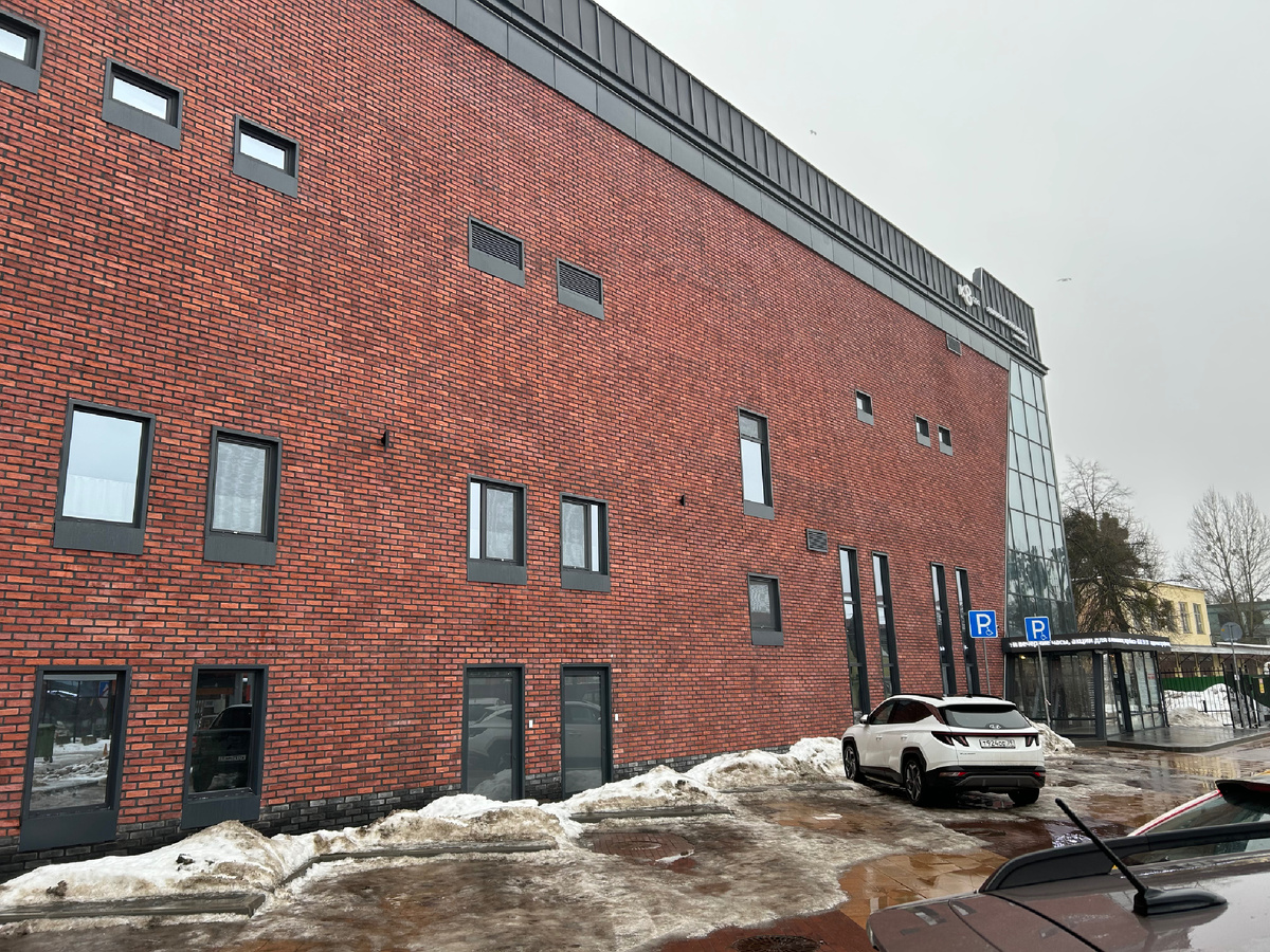 По зданию сразу не сообразишь, что тут  расположен самый большой спа-комплекс города.