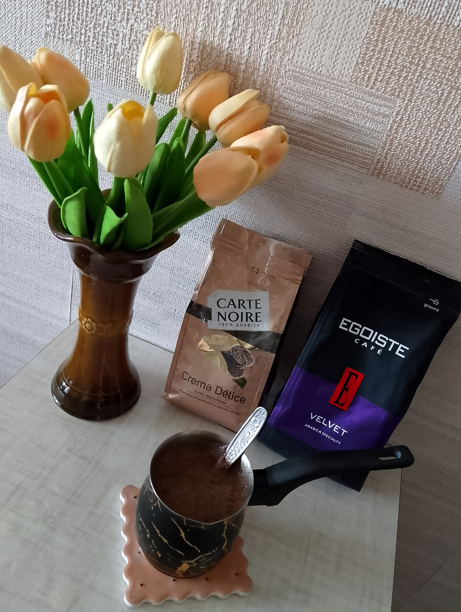 Два моих фаворита - Эгоист вельвет и Карт Нуар деликат крема. Фото автора 