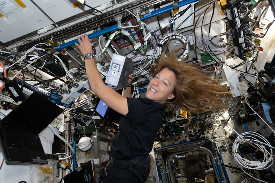 Софи Адено устанавливает блоки аппаратуры ADSEP. Фото: nasa.blog.com 