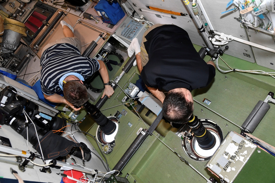 Космонавты за наблюдением земной поверхности с борта МКС. Фото: Роскосмос