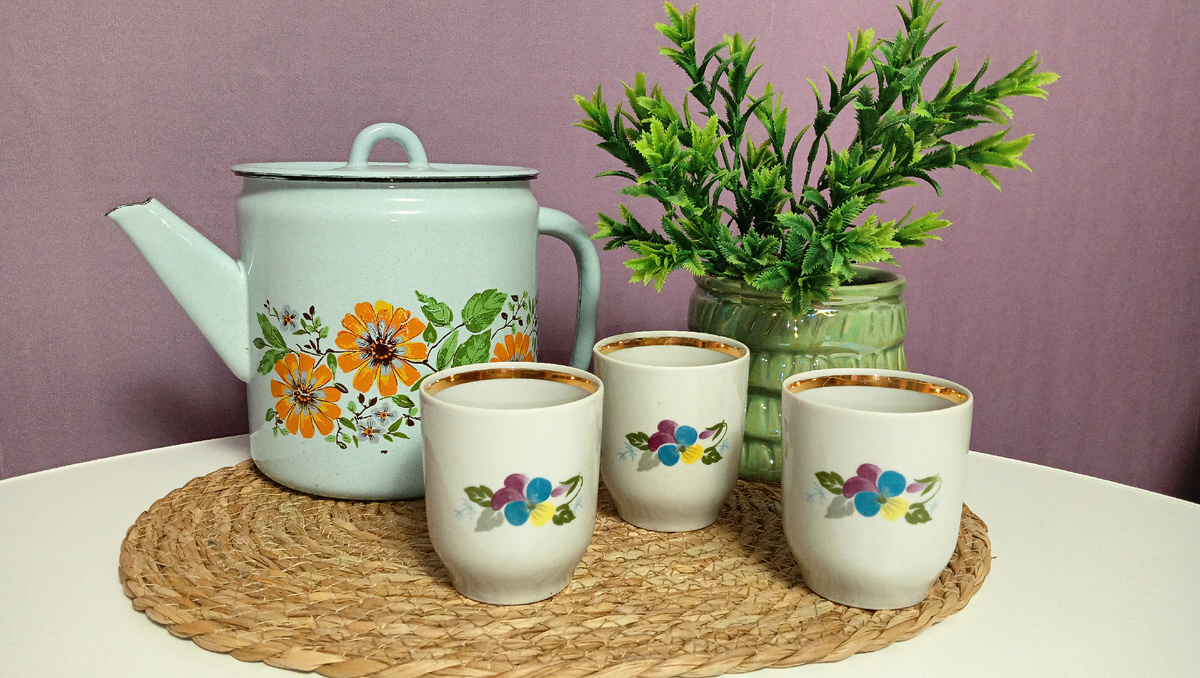 Калейдоскоп покупок с барахолки. Примерка на стол. Фото автора 