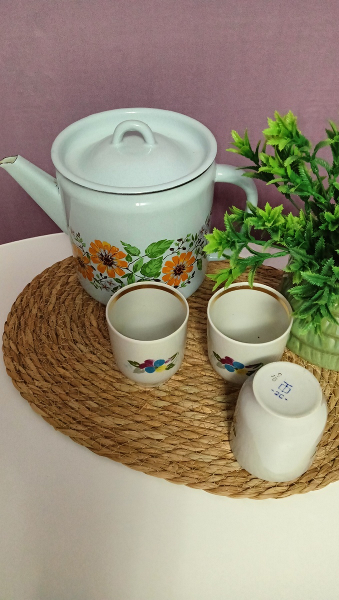 Калейдоскоп покупок с барахолки. Примерка на стол. Фото автора 