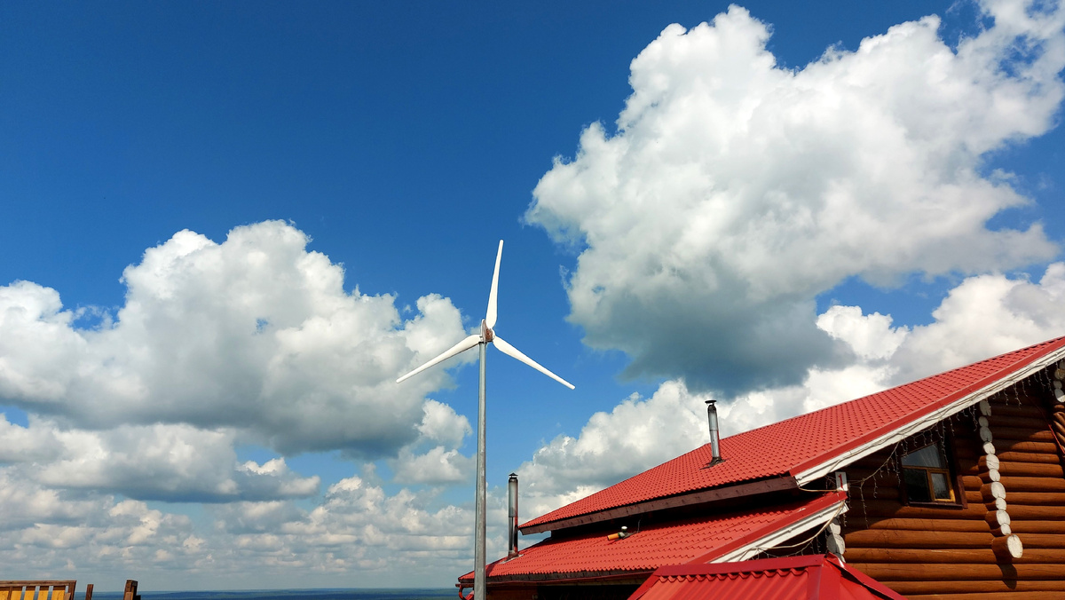 До чего дошел прогресс, как у Вас там с ветряками… Деревня Шарибоксад. Волжский район. Республики Марий Эл. 2025. Фото. Изящный гиппопотам.         