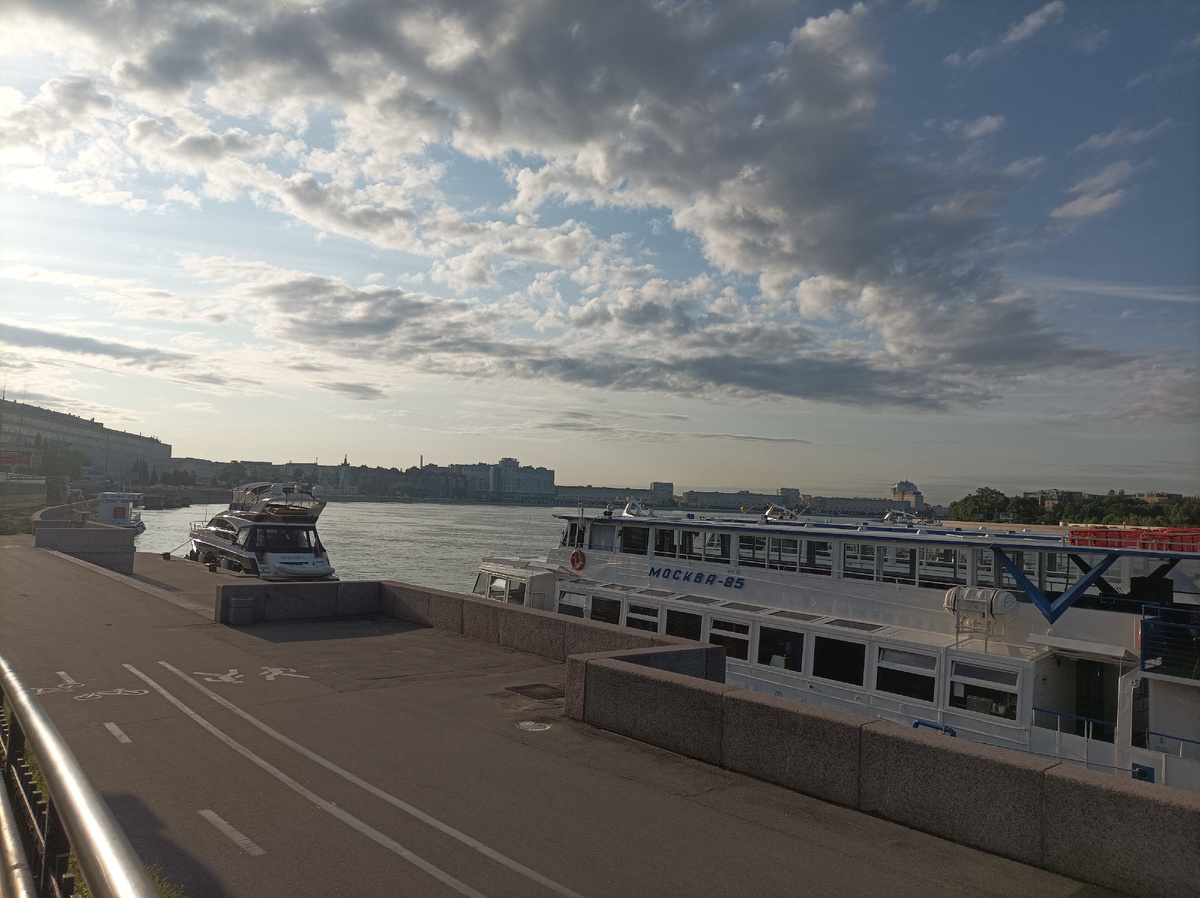 Ранним утром на набережной Невы по дороге к Балтийскому вокзалу на раннюю семичасовую электричку