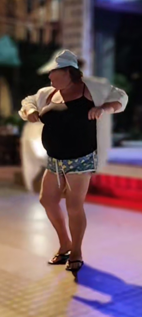 А в ресторане музыка играет!