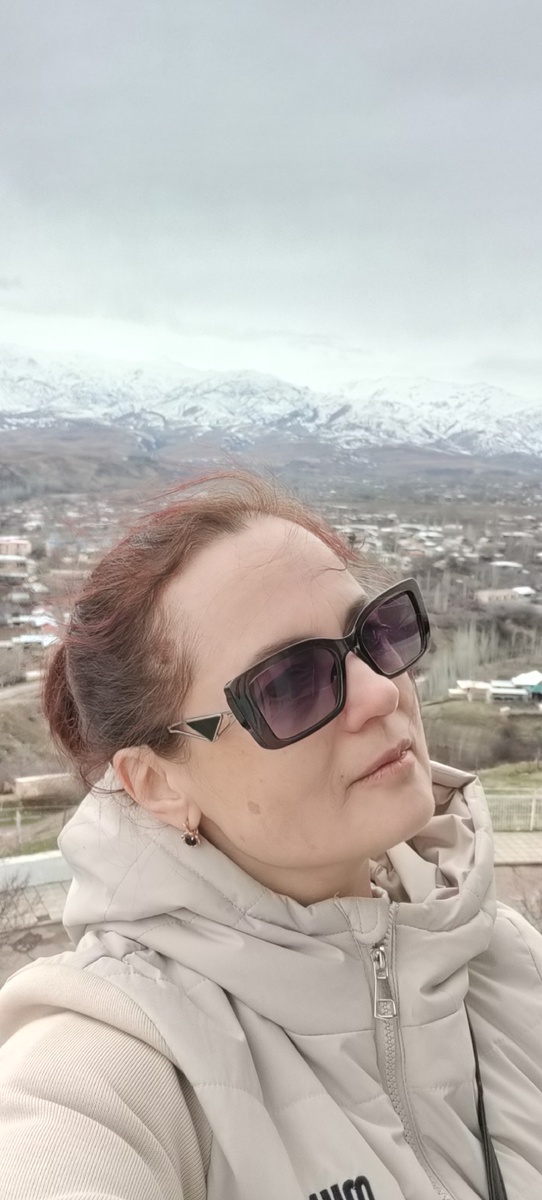 Что значит - быть наблюдателем?...В период невыносимых испытаний переживаемая боль стирает всё, что когда-то казалось важным, значимым и желанным в жизни... И внутри рождается пустота... Сначала как будто хочется закрыть эту пустоту чем-то... Какими-то событиями, хлопотами, делами, разговорами. Но в какой-то момент я поняла, что не стоит этого делать. Эта внутренняя пустота помогает постичь себя, свою глубину, и помогает соединиться со своим вечным Духом.Эта пустота становится связью с Источником откуда все мы произошли. Именно в этой пустоте и открывается истинный смысл Бытия. Жизнь начинает  восприниматься по-другому. И если именно из этой пустоты, посмотреть на все, что окружает вокруг, на все что создано тобой,  понимаешь, как это по-настоящему ценно для тебя в этой земной жизни.И приходит осознание того,  что всё в этой жизни временно... Всё приходит и уходит. И только эта пустота вечна. И  ты есть часть вечности, несмотря на то, что сейчас находишься в скафандре человеческого тела...И ты становишься наблюдателем, наблюдателем течения жизни. Кругом течёт жизнь, а  ты наблюдаешь за ней.В различных учениях просветлённых говорится о том, что нужно стать наблюдателем жизни,  а не вовлеченным участником каких-то событий, дел, процессов. Раньше мне казалось это чем-то странным - как можно жить не являясь непосредственным участником события, а просто наблюдать за тем, что происходит. И вот сейчас я могу сказать, что постигла эту Истину. Это реально возможно - быть наблюдателем. И это работает! В  одном из своих постов я  уже говорила о том, что я наблюдаю за жизнью как будто бы со стороны.  А  всё что нужно делается, всё что нужно происходит каким-то волшебным чудесным образом...Это и есть поддержка Вселенной, Бога! И я Благодарю Его за это! 🙏🙏🙏❤️❤️❤️