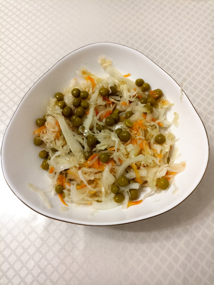 Салат с квашеной капустой и зелёным горошком